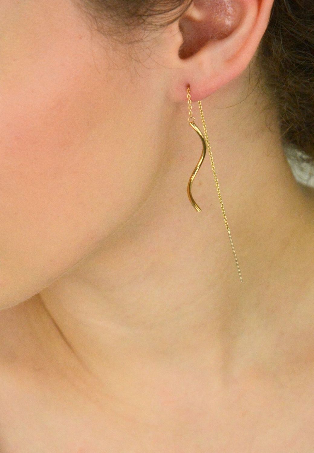 Złote kolczyki damskie próby 375 – model KL 6533 375. Wiszące, przeciągane przez ucho, długość 7 cm. Delikatny skręcony łańcuszek. Elegancka lekkość i ponadczasowy styl!1.jpg